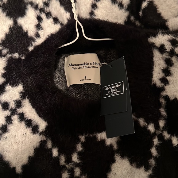 Abercrombie & Fitch - Picture 6 of 6